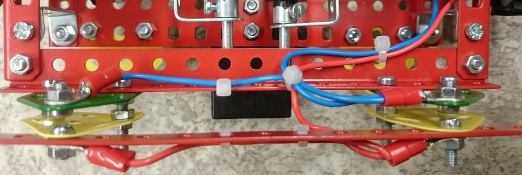 Detail zapojení nárazníku Samotný elektrický kontakt nárazníku tvoří hlavy šroubků, které se