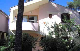 Biograd na Moru Vily KRISTINA*** apartmány s polpenziou za výbornú cenu Biograd na moru Vila Marinka*** Poloha: v píniovom parku, 100 m od pláže, 300 m od centra Vybavenie: dvor s grilom, parkovanie