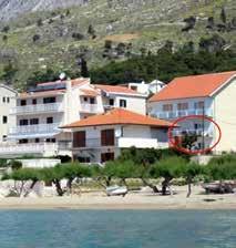 Omiš, Duče Vila IVKO*** Poloha: 80 m od peknej piesočnato štrkovej pláže, 400 m od obchodu, 100 m od reštaurácie, 4 km od Omišu. Vybavenie: Vila má 4 podlažia, 10 apartmánov.