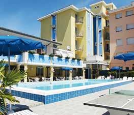Jesolo Hotel KENNEDY*** Poloha: situovaný 30 m od pláže, na Via Altinate. Vybavenie: hotel má veľkú terasu s barom s výhľadom do ulice z ktorej sa večer stáva exkluzívna pešia zóna.
