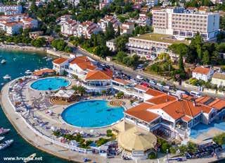obchodu, 100 od reštaurácie, 300 m od centra strediska Selce. Pláž štrková a betónová. Ubytovanie: vkusne zariadené apartmány pre 2-8 osôb.