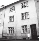 č. 6 narodila malá Vlastička. Táta byl holič, máma kadeřnice. Svoji živnost provozovali doma.