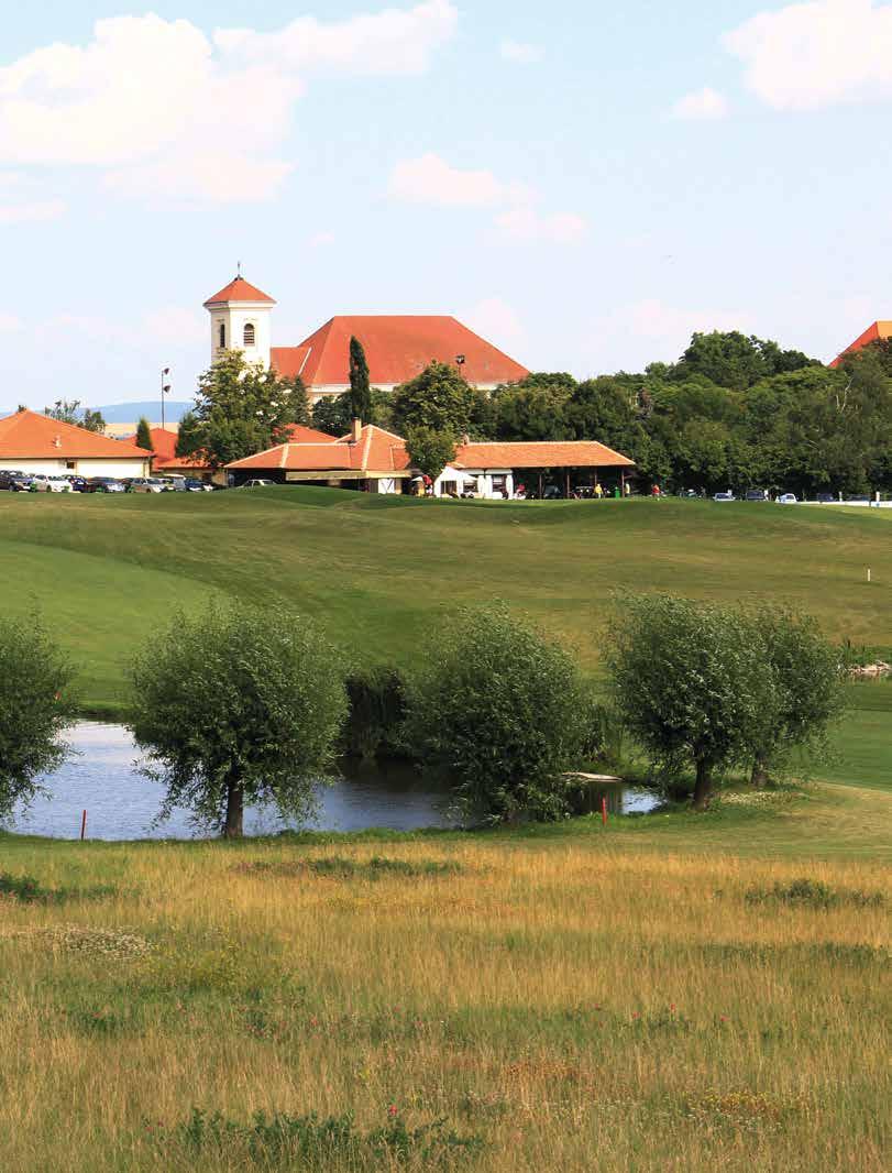 napsal a nafotil Ivo Doušek Dvanáctá jamka, perla hřiště: Jeden z nejkrásnějších golfových výhledů, jaké jsou u nás k vidění.
