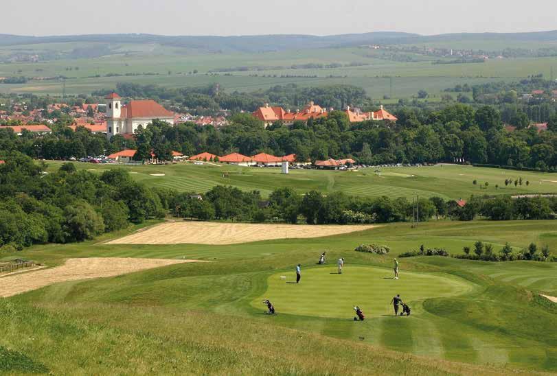 Jednička. Co říká skórkarta: Par 5, délka ze žlutých 455 metrů, HCP 15. Je považována za jeden z nejlehčích pětiparů u nás, ale má svoje. Na odpališti často někdo kouká - nervozita.