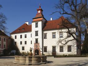 Dnešní podoba zámku je dílem vlašských stavitelů Antonia Ericera, Jana Vlacha a Domenica Cometty. Ve Schwarzenberském sále se konají svatby, koncerty, a jiné kulturní akce.