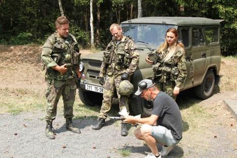 Trojice aktérů nastoupí do služby a vyzkouší si role profesionálních vojáků v různých jednotkách armády České