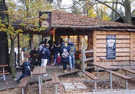 Bistro U lemurů /A Bistro near Lemurs/ zoufalému nedostatku brigádníků zaznamenal mírný pokles prodej francouzských palačinek.