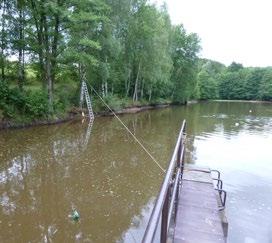 metodika začne sestupovat po přistaveném žebříku, čímž se mu propnou paže a propne lano dolů, kam to jde.