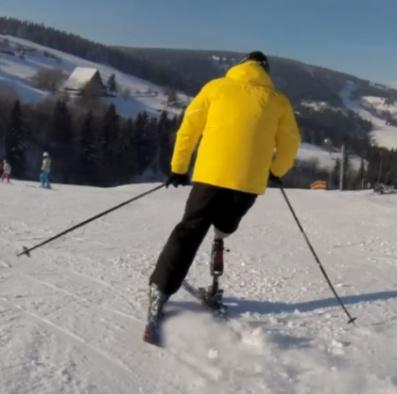 oblouk doleva Při jízdě po spádnici je proband v mírném záklonu, paže ve správné poloze před
