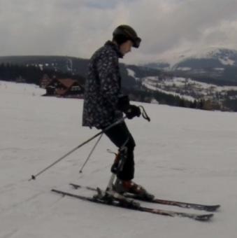 33). V oblouku doleva je proband v záklonu, ruce má u boků a mírně rotuje pánví (viz obrázek č. 34).