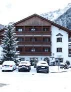 Při dobrých sněhových podmínkách je hotel přístupný na lyžích. K dispozici je 21 stylově zařízených pokojů.