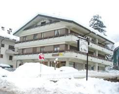 APRICA Apartmány CASA SERENA/CASA LISA / Aprica 200 m 10 m Popis: Apartmány za velmi výhodnou cenu se nachází pouhých 200 m od sjezdovek a nabízí komfortní ubytování v jednoduše zařízených