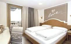 LIVIGNO NOVÉ WELLNESS 100 m Hotel AMERIKAN **** / Livigno 100 m Popis: Moderní hotel, který v roce 2015 prošel rekonstrukcí, nabízí svým klientům skvělou polohu, a to jen pár kroků od sjezdovek,