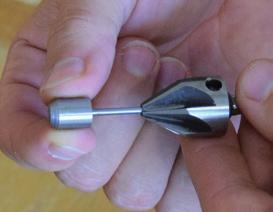 Naostří ostrohrané dlabací vrtáky až do rozměru 12 mm nebo 12,7 mm. Obsahuje diamantový brousek pro odstranění otřepů. Metrické a imperiální velikosti.