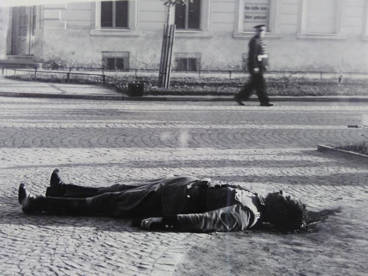 OBRAZOVÁ PŘÍLOHA Obrázek 7 - Mrtvý německý policista, vrchní strážmistr říšské pořádkové