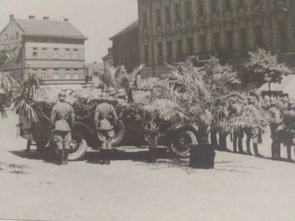 pozůstatků zastřeleného policisty do jeho rodného Lipska. V pondělí 12. 6.