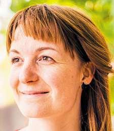 Je součástí klasického hřbitova, takže je obklopený rozptylovými loučkami avblízkosti je i hezká malá smuteční síň. Kolikačlenný tým se oněj stará, co všechno zajišťujete?