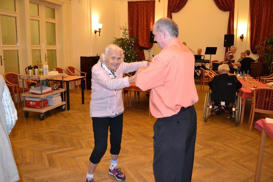 Silvestrovská oslava Silvestr jsme letos společně oslavili již 29. prosince. Měli jsme pěkně nazdobené stoly s konfety, svíčky. Kdo chtěl, měl na hlavě klobouček.
