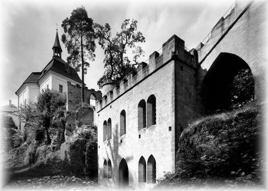 Hrad Valdštejn Valdštejn, považovaný za nejstarší hrad Českého ráje, byl založen kolem roku 1260 Jaroslavem z Hruštice z rodu Markvarticů, předků pánů v Valdštejna.