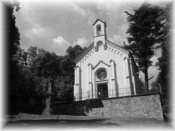 Kaple sv. Vavřince na Malé Skále Na samém severním okraji Českého ráje mezi městy Turnovem a Železným Brodem se nachází obec Malá Skála.