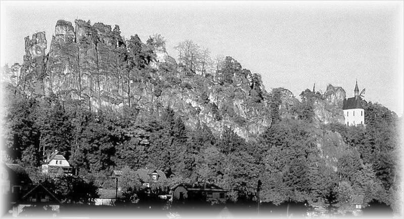 Hrad Vranov Strážní hrad Vranov, rozkládající se na úzkém a strmém pískovcovém hřebenu nad pravým břehem řeky Jizery, byl založen Heníkem z Valdštejna okolo roku 1425, ale už na začátku 16.