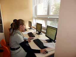 To nás vedlo k tomu, že ve škole bylo plošně zakázáno používání mobilních telefonů a dalších mobilních zařízení vyjma práce ve výuce.