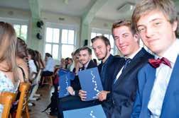Ze života škol(ek) Slavnostní předávání maturitních vysvědčení ve fotografii Další úspěchy našich studentů v soutěžích Výborného výsledku dosáhli v krajském kole olympiády ze španělského jazyka