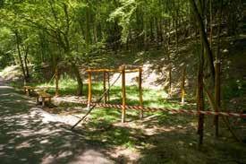 Z vámi odhlasovaných malých sportovišť jsou hotové trampolíny u knedlíkárny, které se okamžitě staly hitem. A právě se realizuje i vítězný lanový parkour naproti tenisovým kurtům za rybníkem Jureček.