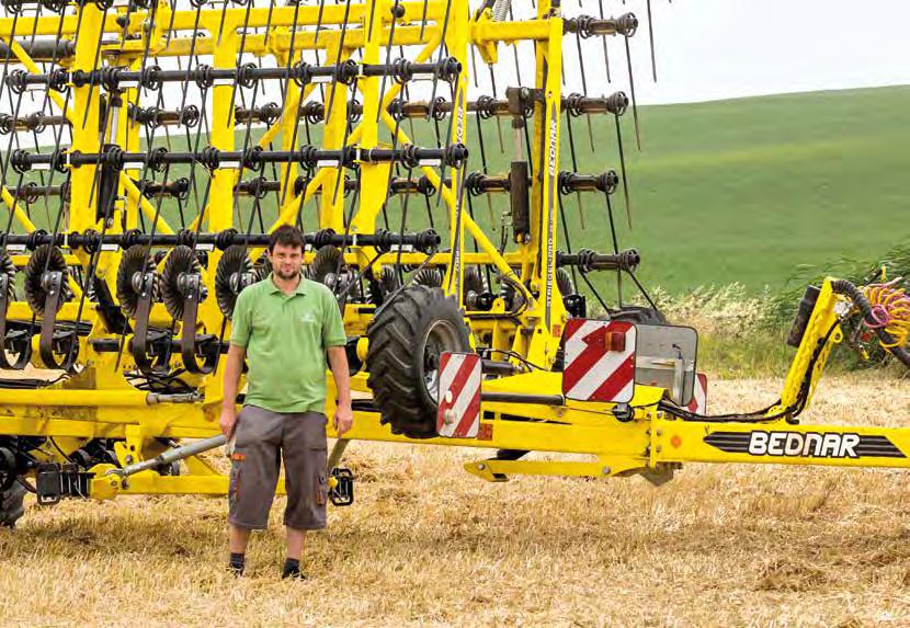 Zadní pruty mají rovněž menší Využití: Crushbar je ideální pro srovnání povrchu brzo zjara. rozteč 140 mm oproti standardní rozteči 300 mm.