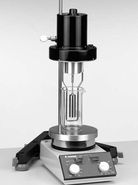 Pro glycerol a tekutý parafin stanovte závislost kroutícího moment na frekvenci v rozsahu mezi 0,1 Hz a 1,0 Hz.