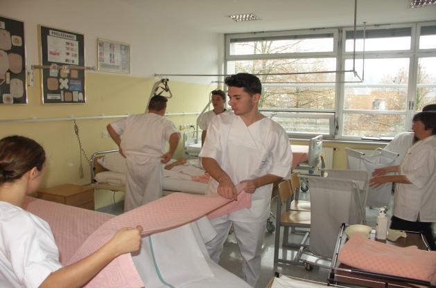 Poslední den jsme absolvovali exkurzi na centrální sterilizaci a seznámili jsme se s postupy dezinfekce a sterilizace používanými ve Slovinsku.