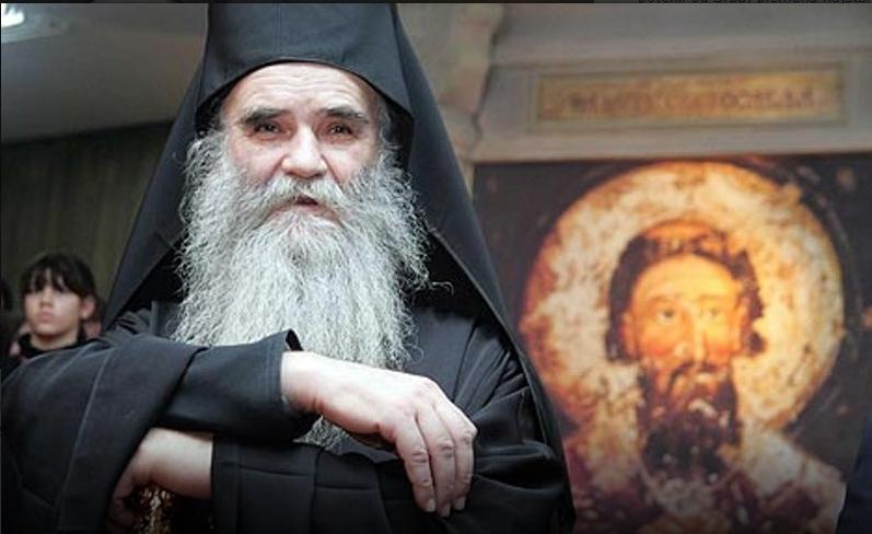 K oslavě pravoslavných Vánoc, které se slaví podle juliánského kalendáře na den našich Tří králů, patří v Srbsku tradice pálení dubových větví badnjak.