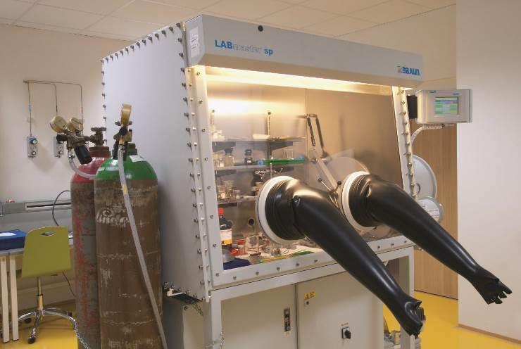 Laboratory of Electrode Materials 1,3 (preparation of specimen and electrode mass for Li-ion, Ni-Cd, Ni-MH and Ni-Zn batteries and supercondensors, thin-film deposition by chemical methods,