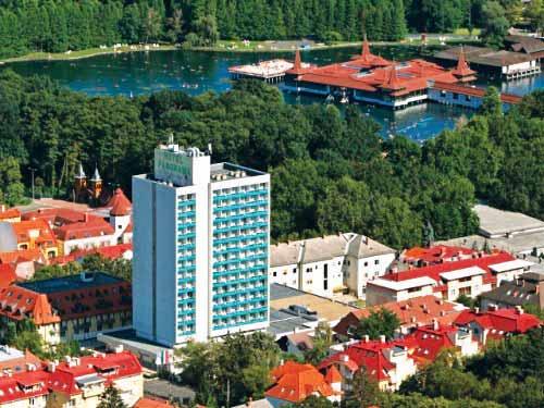 léčba poúrazových a pooperačních stavů (kloubní náhrady). Hunguest Hotel Panorama *** Poloha: hotel Panoráma se nachází v centru Hévízu asi 100 m od termálního jezera.