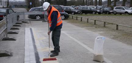 betonovému podkladu pomocí kapes na