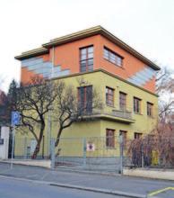 který studenty podporuje při studiu i při řešení každodenních problémů.