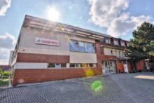 Centrum Paraple, o. p. s. Od roku 1994 pomáháme lidem, kteří utrpěli úraz při sportu, v automobilu, v zaměstnání, spadli z výšky nebo skočili do vody a poranili si páteř a míchu.