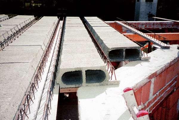 Konstrukce se stropními vložkami z lehčeného betonu