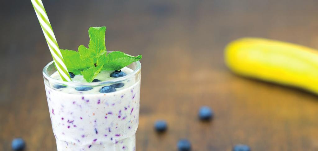 Posilující smoothie 2 porce 5 minut snadné cca 563 kj / 134 kcal na porci y 7,8 g sacharidy 18,2 g tuk 3,2 g vláknina 2,2 g n SMART SHAKE s banánovou příchutí (1 odměrka) n 50 g borůvek n 1/2 banánu