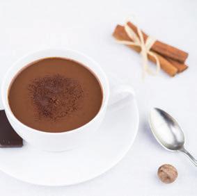 přisypeme DEEP SLIMMING COFFEE, zalijeme 100 ml horké vody a lžičkou vše důkladně promícháme, dokud se čokoláda nerozpustí, pak dolijeme zbytek horké vody.