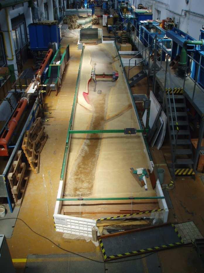 Hydraulický model plavebního stupně byl realizován v měřítku geometrické podobnosti 1:50. Celkový rozsah modelu představuje délku cca 1 km ve skutečnosti, tedy 20 m v laboratoři.