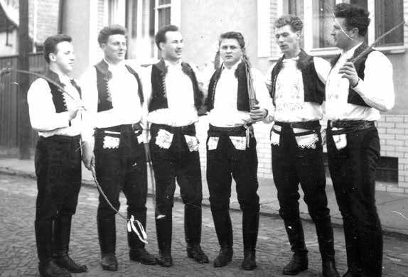 První děvčicou, co tato parta vyšlahala (na nádraží ve Starém Městě), byla Mařenka Damborská, která se později stala členkou Slováckého krúžku.