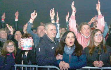 Showman Bernhard i s celou německou kapelou Axxis si koncert na Slovácku užil stejně jako nestárnoucí dračice Tanja se svojí
