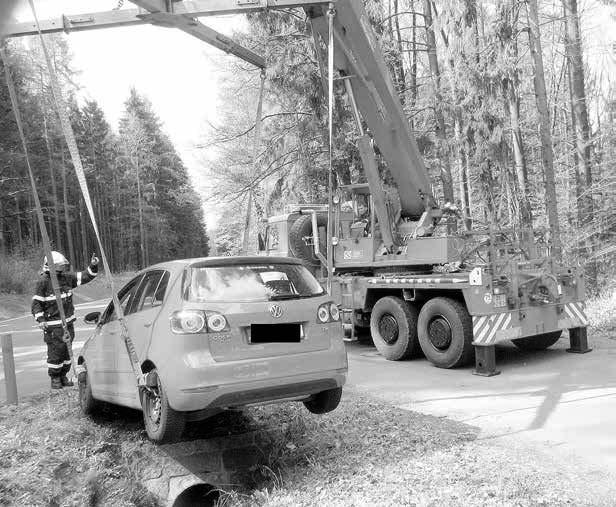Při jízdě ve vysoké rychlosti, na tachometru bylo 120 kilometrů za hodinu, se vyklonil z okna spolujezdce a namířil přímo na pravou zadní pneumatiku.
