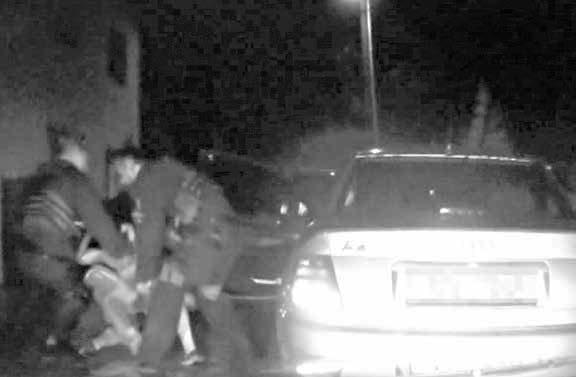(ARA) Stíhací jízda, při které ujíždějící vůz i obě policejní auta dosahovaly závodní rychlosti, skončila v jedné ze slepých uliček ve Veletinách.