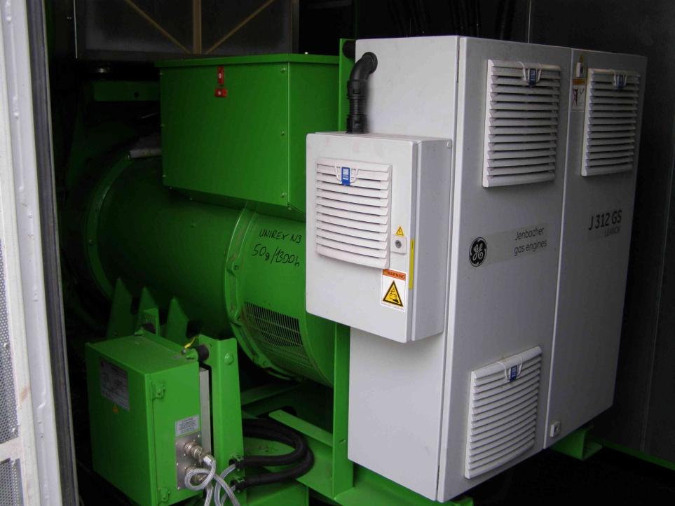 Obr. 17: Synchronní generátor v kogeneračním modulu (foto autor) Výstup z generátoru směřuje do transformátoru 0,4/22 kv na pozemku stanice, který transformovanou elektrickou energii na napěťové