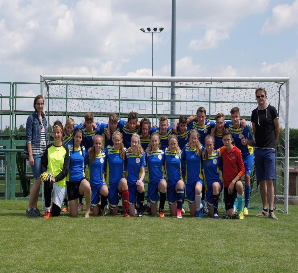 Sestava chlapců na republikovém finále ve fotbalu: David Pech, Tadeáš Hájek, David Valeš (9. C), Václav Sládek, Jan Mikšovský (9. B), Filip Mareček (8. D), David Janoš, Radek Škorpil (8.