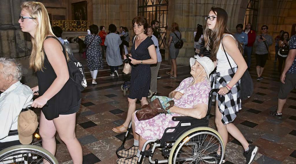 ZPRAVODAJSTVÍ o patro výše na střechu a obdivovali nádherný výhled na Prahu. Přeci jen která země se může pochlubit takovým bohatstvím, takovým městem?