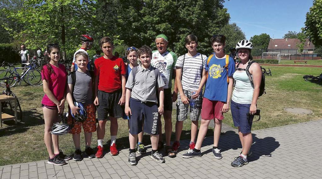 ZÁKLADNÍ ŠKOLY - ZŠ HUSOVO NÁMĚSTÍ - ZŠ PRAŽSKÁ do Mladé Boleslavi. Naše škola se do projektu také zapojila. Žáci, kteří měli zájem, se přidali do pelotonu v Předměřicích.