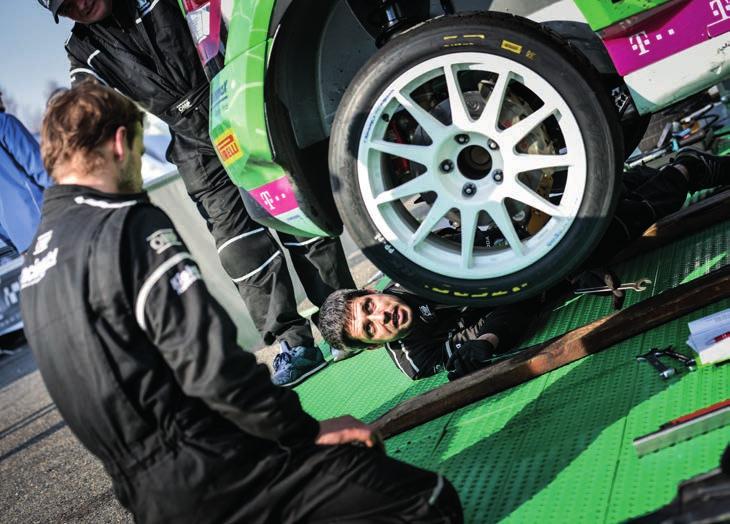 TEXT: RACING 21 FOTO: MICHAL VÍTOVEC A ARCHIV [ AUTOFORUM ] 68/69 Logické, že do sezony 2017 nastupoval tým okolo Vojty Štajfa a Karla Janečka s očekáváními okupovat špičku českého pole, být mezi